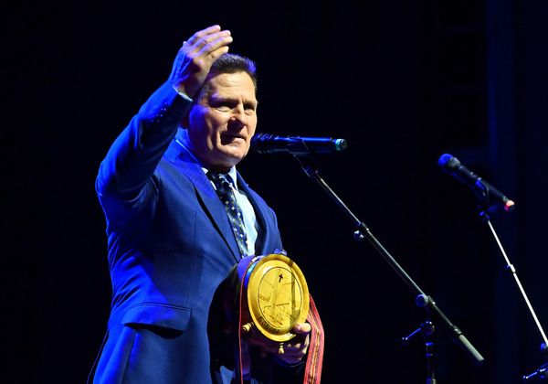Osnivač i umetnički rukovodilac škole je Vukojica Sandić. Istaknuti zdravičar, besednik i guslar prigodnom zdravicom pozdravio je  prisutne  - Sputnik Srbija