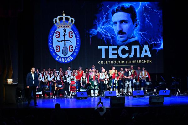 Nakon tročasovnog spektakla, publika je gromoglasnim aplauzom nagradila učesnike guslarske večeri, koji su poručili, da gusle i guslanje predstavljaju veliko kulturno bogatstvo, sa kojim se kao narod, trebamo ponositi. - Sputnik Srbija