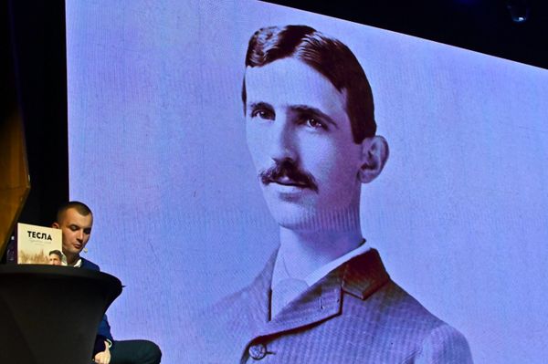 Tesla je još kao dečak u Lici rado slušao guslare i njihovo pripovedanje o junaštvu i čojstvu svog naroda. Odlazak za Ameriku i život daleko od domovine, ljubav prema guslama i zvucima koji su mu oblikovali duh u njemu nije ugasio - Sputnik Srbija