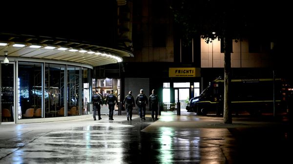 Полиција патролира Паризом током полицијског часа. - Sputnik Србија