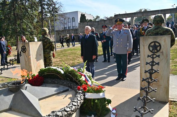 Nakon polaganja venaca na spomen obeležje Oslobodilaca Beograda, položeni su venci i cveće kod spomen- obeležja  Večna vatra - Sputnik Srbija