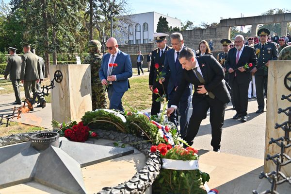 Vence su kraj Večnog plamena položili i predstavnici diplomatskog kora - Sputnik Srbija