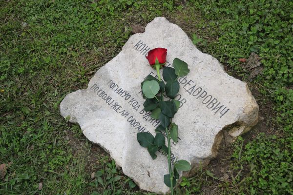 Na površini 1,12 hektara sahranjeno je 1.395 borca Narodnooslobodilačke vojske Jugoslavije (NOVJ) i 818 boraca sovjetske Crvene armije - Sputnik Srbija