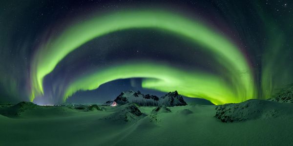 „Dvostruki luk iznad Stokknesa“, Tomas Sančes Ruiz (Španija) – poluostrvo Vestrahorn, Island. Prvo mesto u kategoriji „Amateur Nature/Landscape“ i titula najboljeg amaterskog fotografa 2026. godine. „Dvostruki luk iznad Stokknesa“, Tomas Sančes Ruiz (Španija) – poluostrvo Vestrahorn, Island. Prvo mesto u kategoriji „Amateur Nature/Landscape“ i titula najboljeg amaterskog fotografa 2026. godine. - Sputnik Srbija