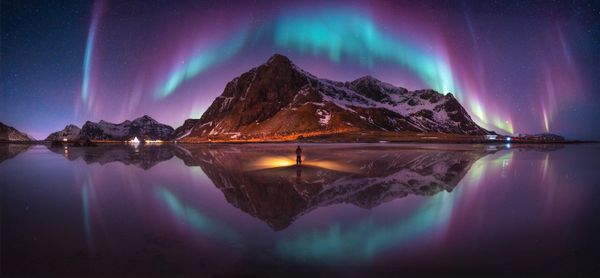 „Smaragdni luk iznad Lofotena“, Vutimet Bunjasirisit (Tajland) – Lofotska ostrva, Norveška. Titula najboljeg fotografa jugoistočne Azije za 2026. godinu. „Smaragdni luk iznad Lofotena“, Vutimet Bunjasirisit (Tajland) – Lofotska ostrva, Norveška. Titula najboljeg fotografa jugoistočne Azije za 2026. godinu. - Sputnik Srbija