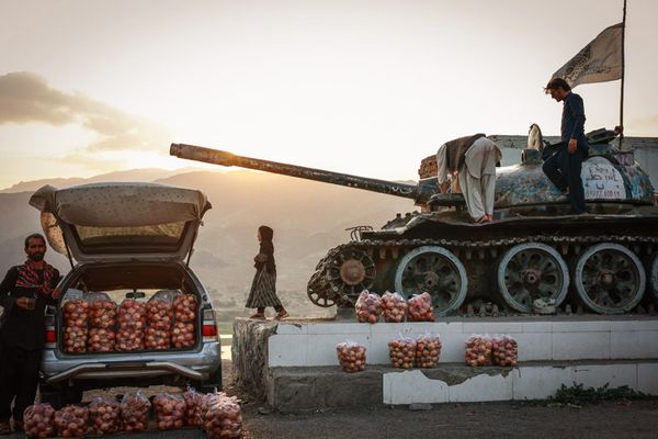 Портрет. Херој нашег времена (серија фотографија) – 1. местоМарија Семјонова, Русија„Снови у тами“Када су се талибани вратили на власт у августу 2021. године, живот авганистанских жена претворио се у бескрајно заточеништво у тишини. Ипак, упркос страху, нада и даље постоји. Младе жене настављају да сањају. - Sputnik Србија
