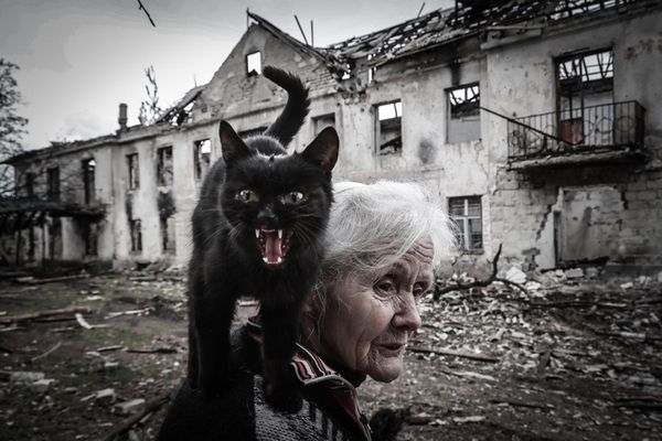 Енергија живота (серија фотографија) – 1. местоПавел Волков, Русија„Реквијем“У фебруару 2022. године, снаге Луганске Народне Републике, уз подршку руске војске, покренуле су офанзиву на територије под контролом кијевских власти. Више од три месеца, фотограф је пратио померање линије фронта, пратећи снаге ЛНР-а и фотографишући становнике градова погођених борбама. - Sputnik Србија