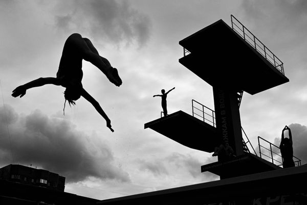 Спорт (појединачне фотографије) – 1. местоЕвгениј Филипов, Русија„Последња фаза“Спортисти усавршавају своје скокове током загревања на одскочним даскама и скакаоницама различитих висина, припремајући се за наступ у финалу националног такмичења у скоковима у воду, Купа Кремља. - Sputnik Србија