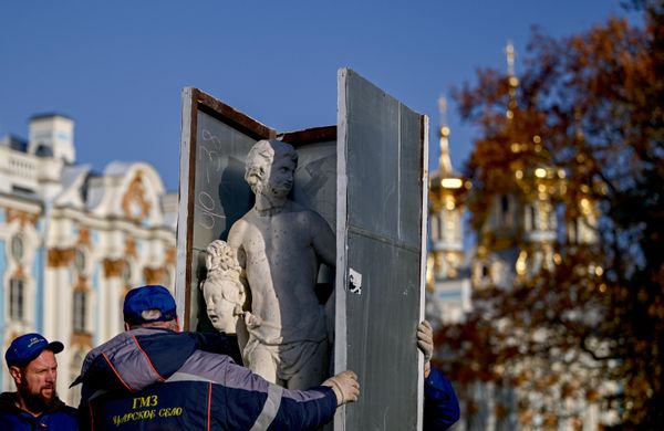 Smeštanje u zaštitne omotače predstavlja završnu fazu u očuvanju određenih dela, a tradicija prekrivanja statua datira još iz doba carice Jelisavete Petrovne. - Sputnik Srbija