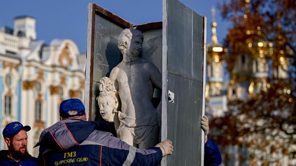 Укрытие скульптур на зимний период в музее-заповеднике Царское село - Sputnik Србија