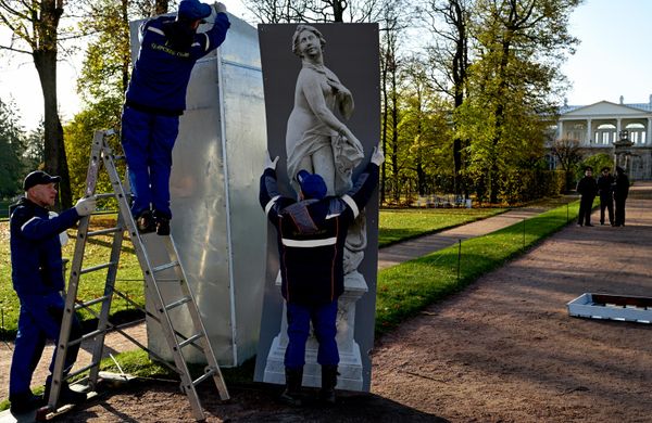 Danas su „toplu odeću” dobile statue ispred fasade Katarinine palate i duž Aleje Ermitaža u Katarininom parku, od kojih je većina autentičnih venecijanskih skulptura koje potiču iz prve četvrtine 18. veka. - Sputnik Srbija