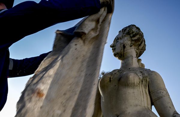 Svaka skreacija je dobila svoje, namenski izrađeno „zaštitno odelo” koje nosi prikaz skulpture koju skriva. To znači da, dok šetate parkom, možete lako zamisliti šta se krije unutar ovih omotača. - Sputnik Srbija