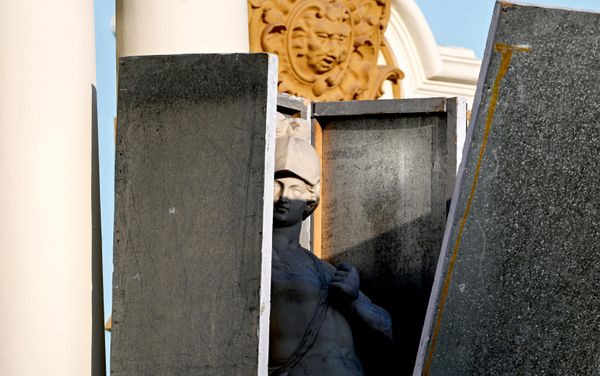 Među onima koje će zimu provesti u takvim skloništima nalaze se kultna dela, poput skulpture „Devojka sa krčagom” i figura Kineza na Velikom kineskom mostu u Aleksandrovom parku. - Sputnik Srbija