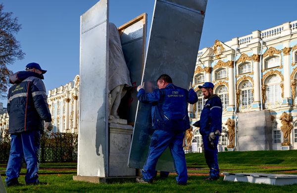 Materijali koji se koriste za ove zaštitne konstrukcije vremenom su se menjali – od prilično teških drvenih okvira, do današnjih laganih metalnih ploča postavljenih preko drvene konstrukcije. - Sputnik Srbija