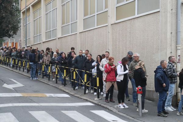 Na biračkim mestima širom Srbije od ranog jutra su se formirale gužve. - Sputnik Srbija
