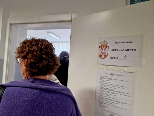 Glasaće se na 8.392 biračka mesta, od kojih su 93 u inostranstvu. - Sputnik Srbija