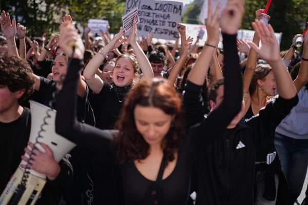 Демонстранти у Атини на протесту који су организовали наставници и студенти захтевајући побољшање услова у образовању и мере за сузбијање раста трошкова живота. - Sputnik Србија