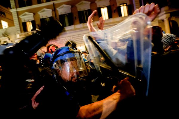 Демонстранти у Риму се сукобљавају са полицијом током спонтаног протеста против раста трошкова живота који је полиција блокирала, недељу дана након што су протести у северним градовима завршени сукобима и пљачкама. - Sputnik Србија
