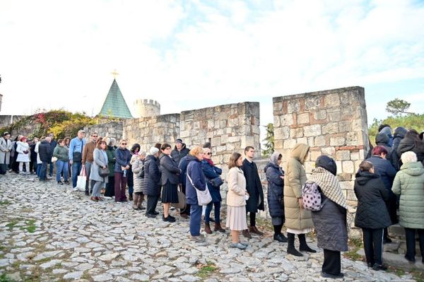 Međutim, mošti Svete Petke su tokom vekova više puta prenošene zbog ratova i politike (Epivat, Carigrad, Trnovo, Vidin, Vlaška/Srbija, Beograd, Carigrad). Danas se veći deo moštiju čuva u crkvi Sveta tri jerarha u gradu Jaši u Rumuniji, dok se deo moštiju (deo šake) nalazi u Kapeli Svete Petke na Kalemegdanu.  - Sputnik Srbija