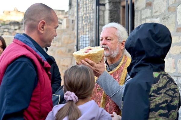 Prema narodnim običajima, na Svetu Petku žene ne bi trebalo da mese, kuvaju, šiju, peru veš ili rade bilo koji posao u kući kako ne bi navukle gnev svetiteljke i da im tokom godine ne bi trnule ruke. - Sputnik Srbija