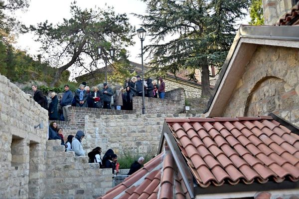 Prema običajima, slavska trpeza na dan Svete Petke se ne sklanja do sutradan, a kada svi gosti odu, domaćica bi trebalo da okadi trpezu tri puta kako bi svetica posetila i blagosiljala njen dom. - Sputnik Srbija