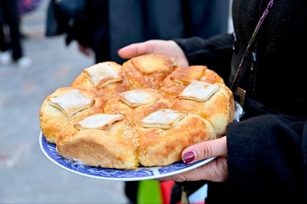 Sveta Petka je mnogima porodična slava i šesta je slava po broju svečara u Srbiji. Slavski kolač se lomi u crkvi ili u kući domaćina na dan slave. - Sputnik Srbija