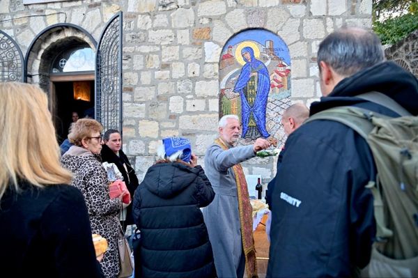 Svakog petka pre podne služi se u crkvi Ružici Sveta Liturgijasa čitanjem kanona Svetoj Petki i celivanjem svetih moštiju, a posle podne se služi u kapeli isto sa čitanjem kanona Svetoj Petki i celivanjem moštiju.  Služenje Liturgije i čitanje molebana nad moštima Svete Petke petkom je običaj Srba u Beogradu nastao preko sto godina pre turske vlasti. - Sputnik Srbija
