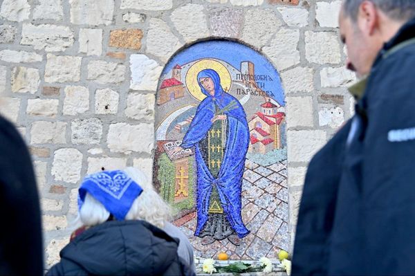 Sveta Petka se smatra pre svega ženskim praznikom, pa joj se mole žene svih vera i nacija, ali je poštovana i među muškarcima. Posebno je poštovana kao zaštitnica žena, majki i porodilja. - Sputnik Srbija