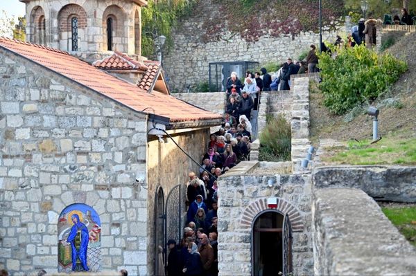 U narodnoj tradiciji postoji i verovanje da Sveta Petka pomaže ljudima koji imaju probleme sa vidom, zbog čega se na pojedinim mestima poštuju izvori i vode povezani sa njenim imenom. - Sputnik Srbija