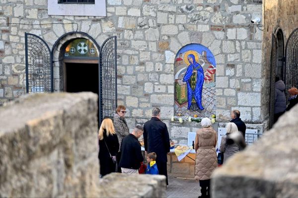 Za snažno poštovanje Svete Petke među Srbima posebno je važan događaj s kraja 14. veka kada je kneginja Milica uspela je da dobije dozvolu sultana Bajazita da mošti svetiteljke budu prenete u Srbiju. One su 1398. godine stigle na srpsku teritoriju, a kasnije su čuvane u manastiru Ljubostinja. - Sputnik Srbija