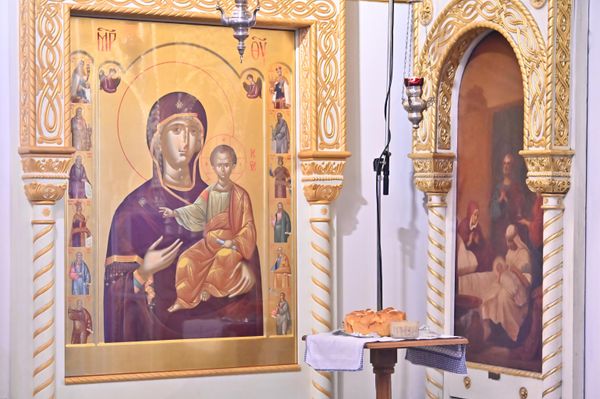 У време Косовске битке и Трново је пало у турско ропство, па су мошти Свете Петке пренете у Румунију, а кад је 1396. године освојена и Румунија, царица Милица је измолила од Султана Бајазита мошти светитељке и пренела их у Србију. - Sputnik Србија