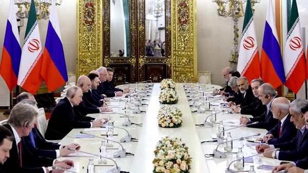 27. октобар 2026. Руски председник Владимир Путин и ирански председник Масуд Пезешкијан током састанка у Москви. - Sputnik Србија