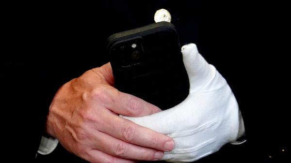 Čovek drži telefon - Sputnik Srbija