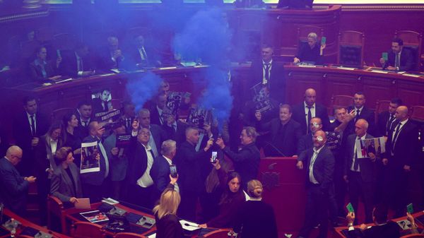 Посланици опозиције у албанском парламенту запалили бакље. - Sputnik Србија