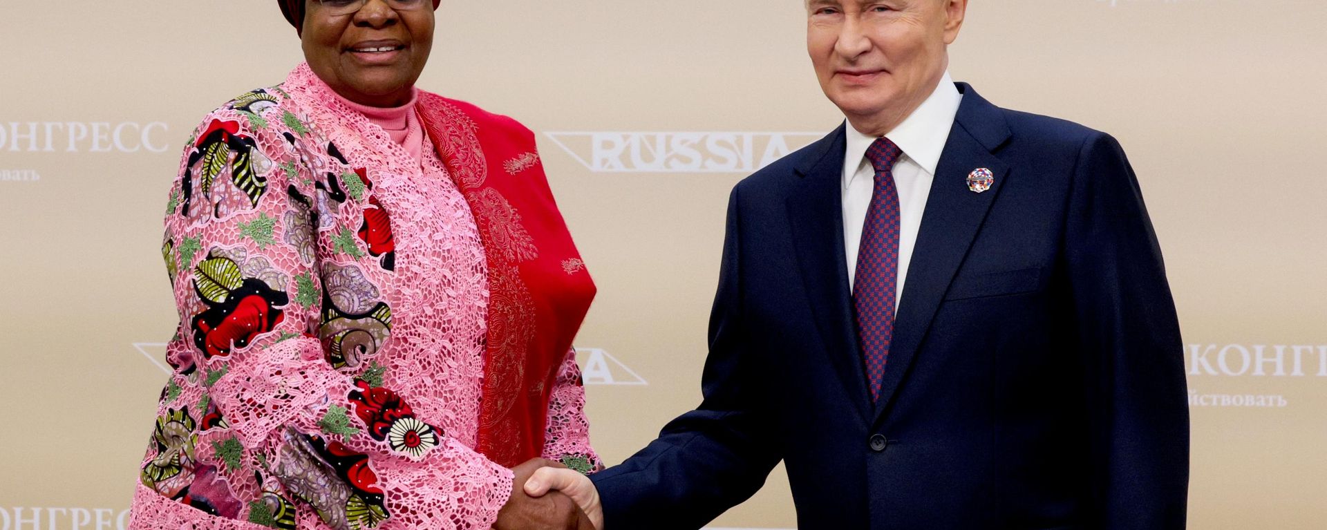 Ruski predsednik Vladimir Putin sa Netumbo Nandi-Ndaitvom, predsednikom Namibije - Sputnik Srbija, 1920, 29.10.2026