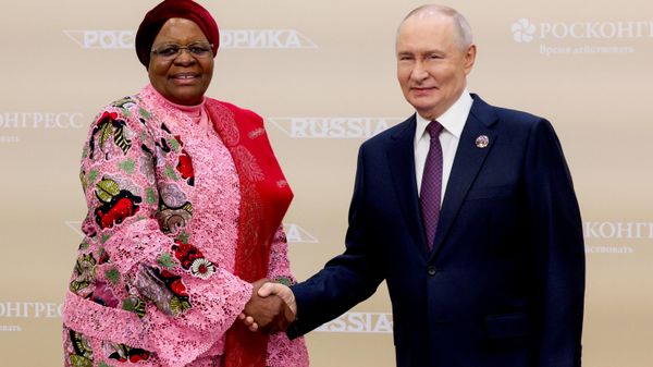 Ruski predsednik Vladimir Putin sa Netumbo Nandi-Ndaitvom, predsednikom Namibije - Sputnik Srbija