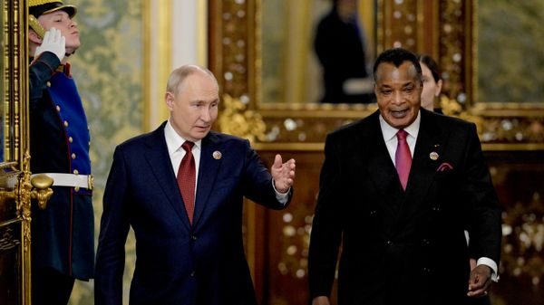 Ruski predsednik Vladimir Putin sa predsednikom Republike Kongo Denijem Sasu Ngesom  - Sputnik Srbija