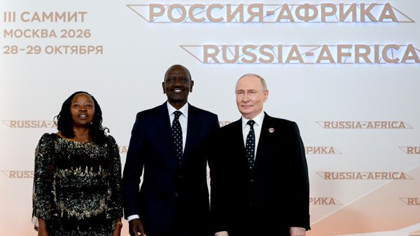 Predsednik Rusije Vladimir Putin sa predsednikom Kenije Vilijamom Rutom - Sputnik Srbija