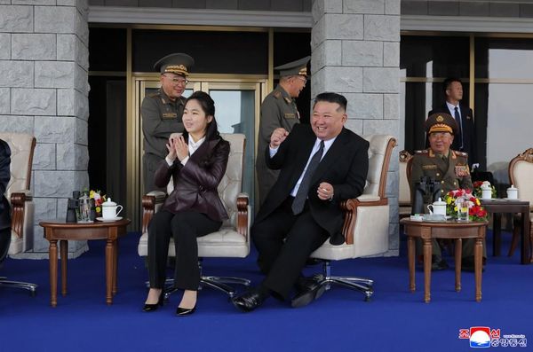 Severnokorejski lider Kim Džong Un pozvao je tom prilikom svoju zemlju da obezbedi „apsolutnu nadmoć“ u tehnologiji dronova. - Sputnik Srbija