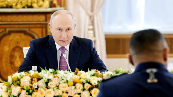 predsednik Rusije Vladimir Putin na sastanku u Kremlju sa predsednikom Republike Madagaskar u prelaznom periodu Mikaelom Randrianirinom - Sputnik Srbija