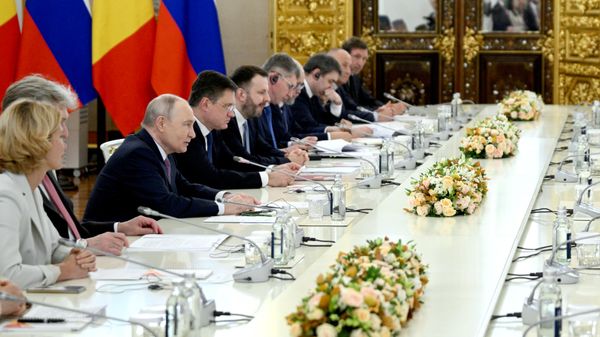 Predsednik Vladimir Putin sastao se sa predsednikom prelaznog perioda Republike Mali, Asimijem Goitom. - Sputnik Srbija