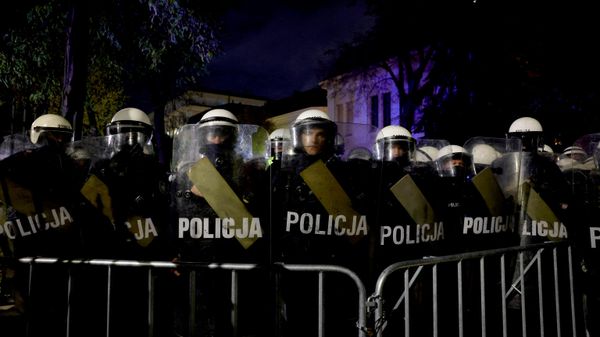 Policija ispred Ustavnog suda u Varšavi. - Sputnik Srbija