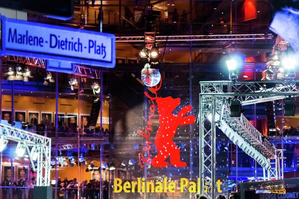 На фестивалу се годишње прикаже до 400 филмова, а њих око 20 се налази у такмичарском програму за Златног и Сребрног медведа. - Sputnik Србија