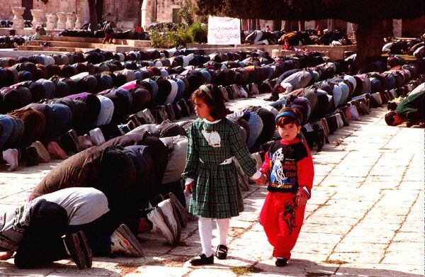 Muslimani imaju najveću stopu rađanja širom sveta - u proseku 3.1 dete po majci, za razliku od hrišćana gde taj broj iznosi 2,7. Muslimani imaju najveću stopu rađanja širom sveta - u proseku 3.1 dete po majci, za razliku od hrišćana gde taj broj iznosi 2,7. - Sputnik Srbija