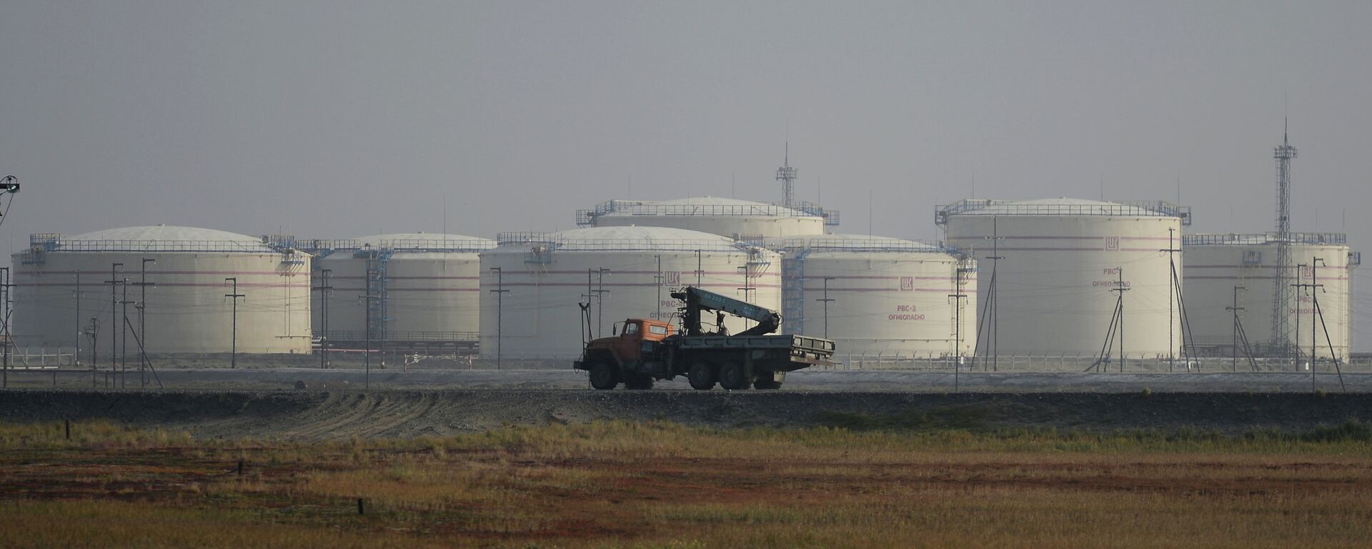 Skladište nafte na obali Karskog mora - Sputnik Srbija, 1920, 15.04.2026