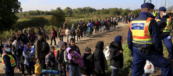 Izbeglice iz Sirije čekaju ukrcavanje na voz u Mađarskoj 1. oktobra 2015. Izbeglice iz Sirije čekaju ukrcavanje na voz u Mađarskoj 1. oktobra 2015. - Sputnik Srbija