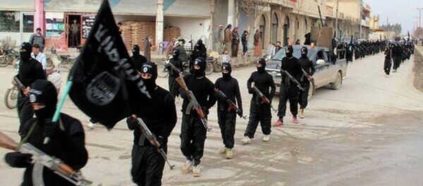Припадници терористичке организације Исламска држава марширају у Сирији - Sputnik Србија