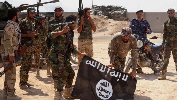 Ирачка војска са заплењеном заставом терористичке организације Исламска држава - Sputnik Србија