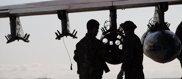 Авио-техничари поред авиона Су-25 - Sputnik Србија