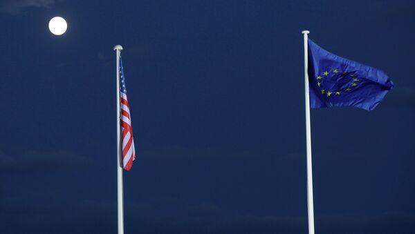 Zastave EU i SAD na punom Mesecu - Sputnik Srbija